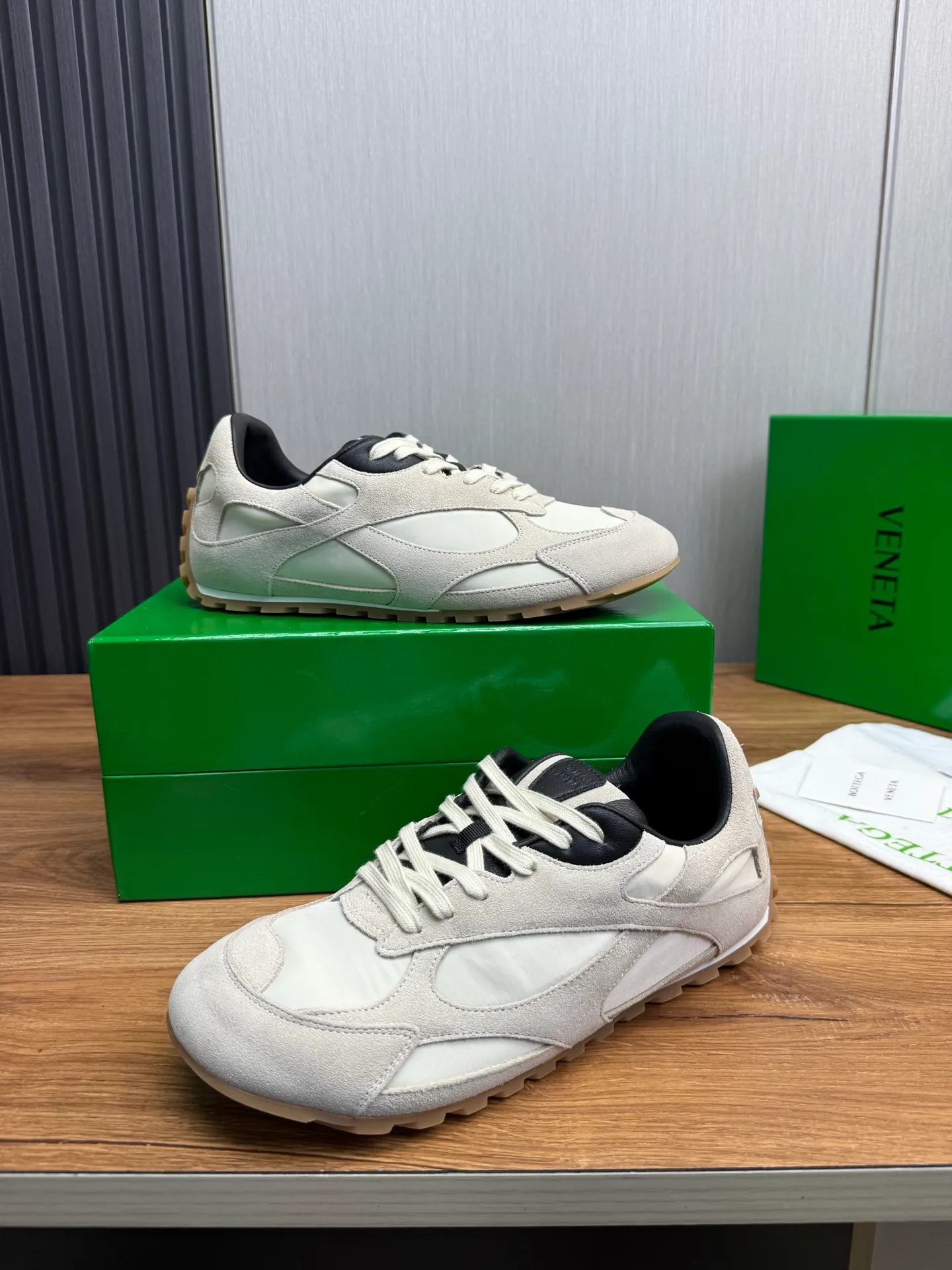 Men's men's shoes💰540💰 Bottega Veneta｜BV's new Forrest Gump shoes. Dexun shoes🩷💚 Sneaker technology nylon and suede, inspired by retro sneakers, light, comfortable, breathable and essential item. Original wear-resistant and non-slip rubber outsole❕❗️ Size: Female 35-40 (40 is custom-made and cannot be returned) Male 39-45 (45 is custom-made and cannot be returned or exchanged)